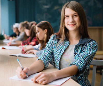 Clases particulares de secundaria. Clases particulares de bachillerato. Una alumna señala las características de nuestros cursos